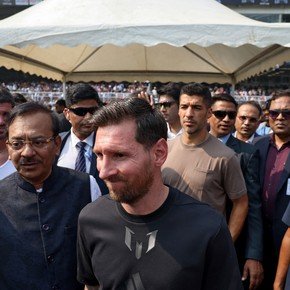 Messi visitó un estadio de India junto con De Paul y Suárez, lo que desató la locura: sillazos, invasión de cancha y suspensión