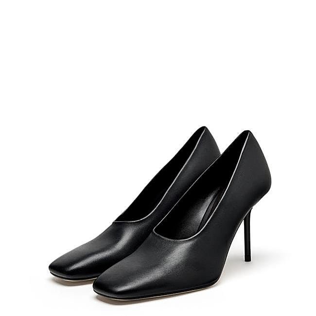 Salón negro depurado de Zara, 129 euros.