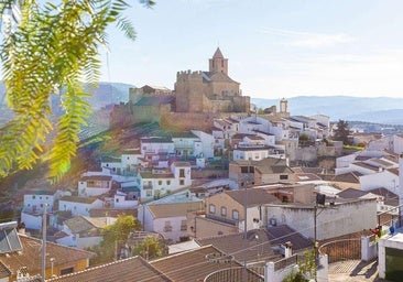 El pueblo más bonito de Córdoba tiene un castillo árabe de leyenda y la playa interior perfecta para invierno