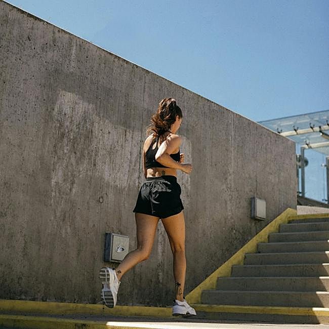 Mujer haciendo ejercicio al aire libre.