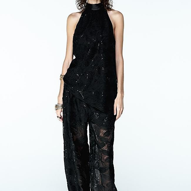 Total look negro de encaje y brillo sutil de Zara: pantalón 35,95 euros y top 29,95 euros.