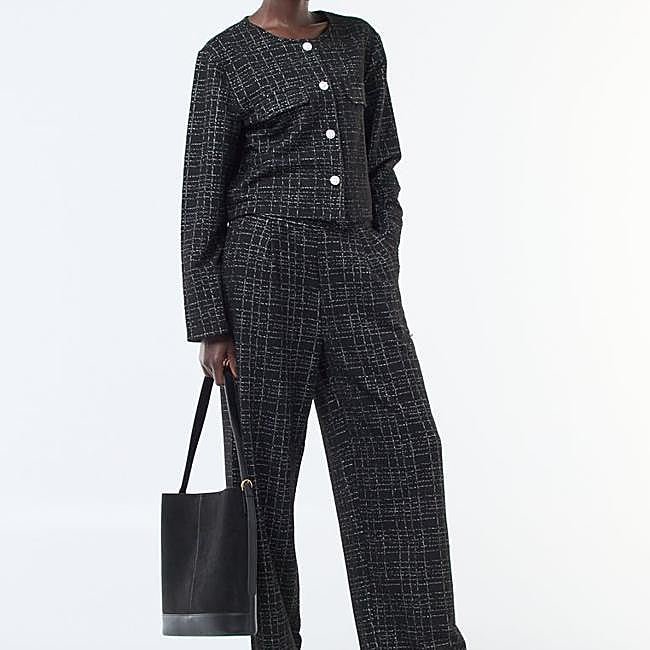 Traje de tweed negro reinventado de Kiabi: chaqueta 30 euros y pantalón, 30 euros.
