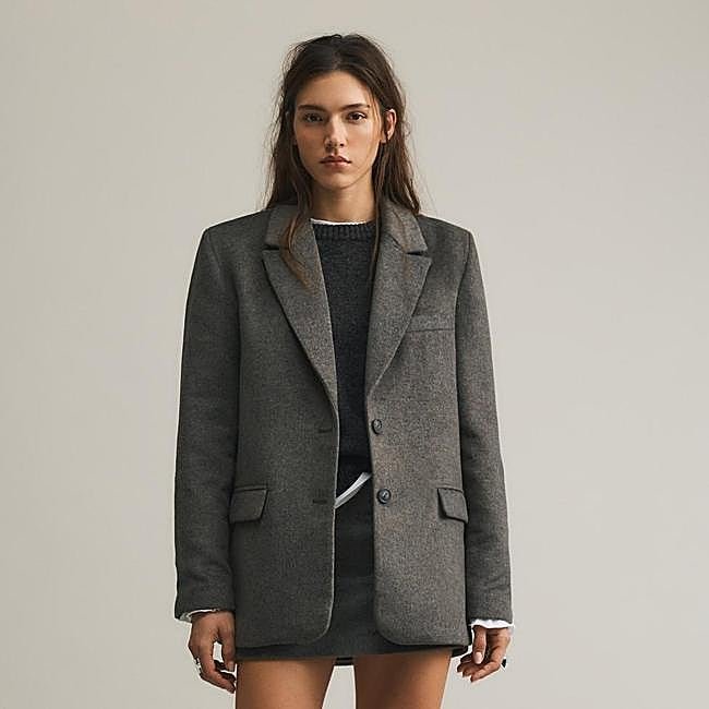 Conjunto sastre gris con falda mini de Pull&Bear: chaqueta 49,99 euros y minifalda 25,99 euros.