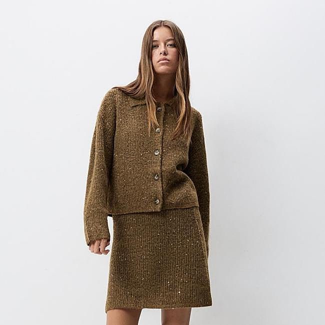Conjunto de punto marrón con destellos de Lefties: chaqueta 17,99 euros y falda 17,99 euros.