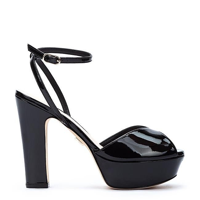 Son unas sandalias de plataforma en charol negro.