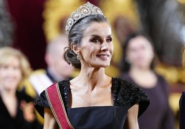 La reina Letizia da un golpe en la mesa: espectacular vestido negro de estreno y la tiara Cartier en la cena de gala con el Presidente alemán