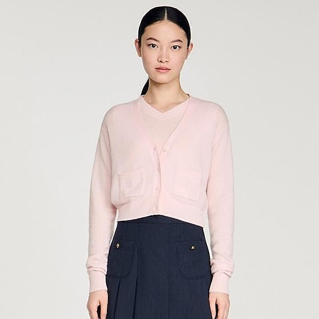 Cárdigan rosa empolvado con top a juego de Sandro, 195 euros.