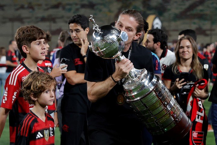 Filipe Luis, DT Flamengo festejando la victoria en Copa Libertadores. (foto: EFE) 