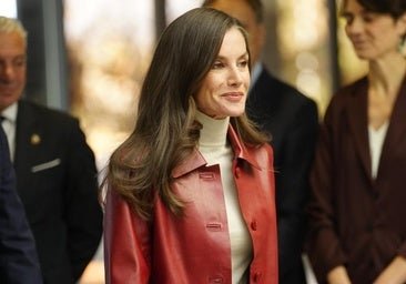 La reina Letizia rescata la chaqueta de Mango más elegante y consigue el look perfecto para ir a la oficina en invierno