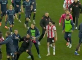 Inglaterra: el DT que festejó, hizo calentar a los jugadores y siguió festejando…