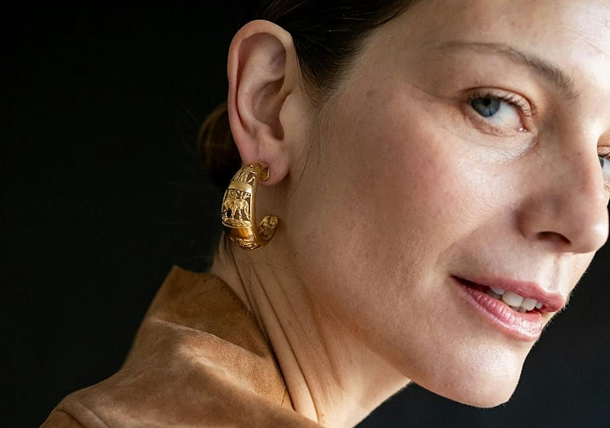 Imagen principal - Joyas doradas o plateadas: cómo saber qué cuál me queda mejor