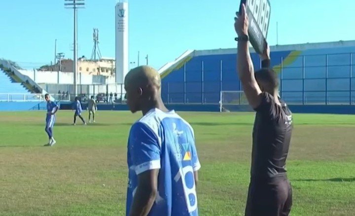Yuri antes de ingresar al campo de juego. Foto: Cariocão TV