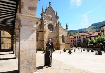El pueblo medieval de Vizcaya con una iglesia junto al río, una fábrica de boinas y una Pasion Viviente espectacular