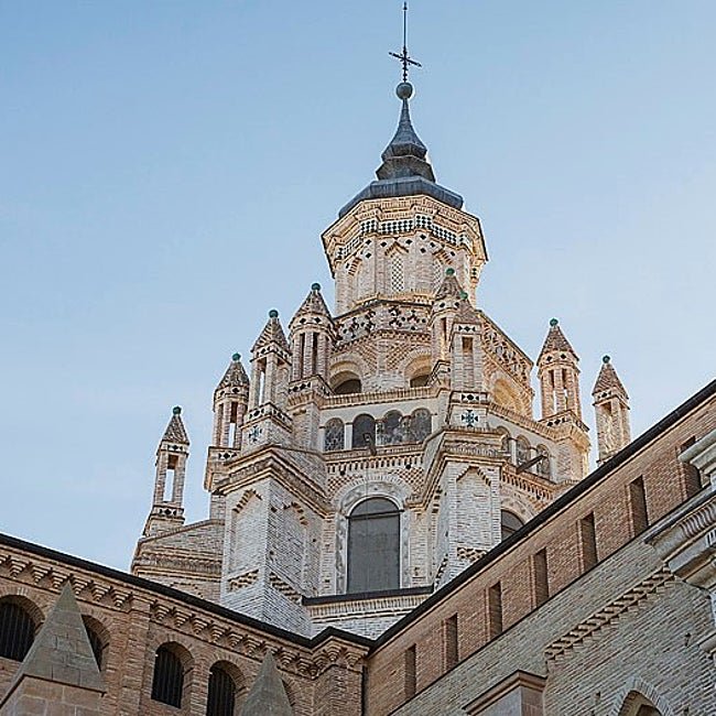El cimborrio de la catedral turiasonense presumiendo de mudéjar.