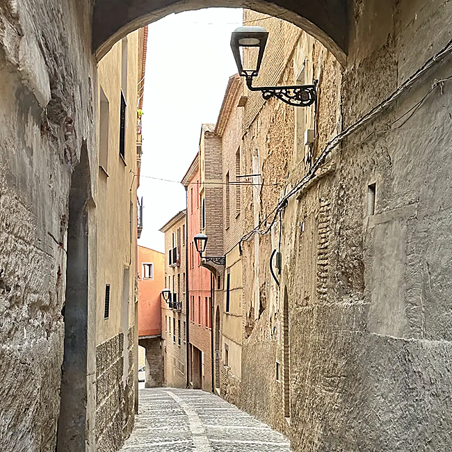Las calles estrechas y empedradas del barrio medieval del Cinto.