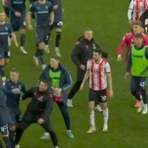 Inglaterra: el DT que festejó, hizo calentar a los jugadores y siguió festejando...