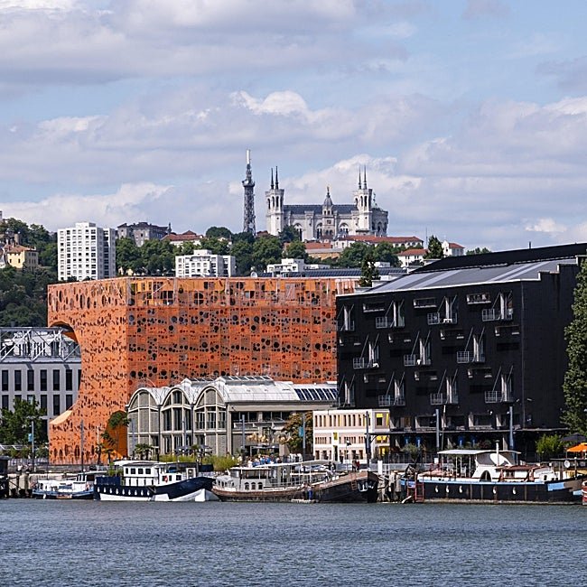 La Confluence es el barrio ultramoderno de Lyon con edificios icónicos de arquitectura moderna.