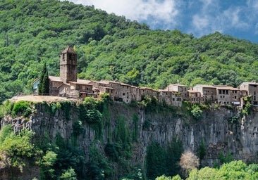 El pueblo de la Garrotxa que parece un milagro: está sobre un risco de vértigo y en un parque natural volcánico