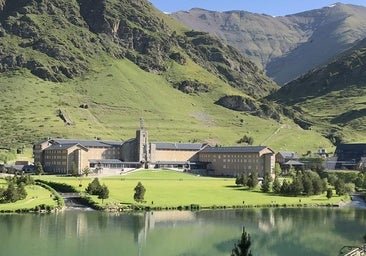 Este valle del Pirineo catalán es el mejor destino para desconectar: un hotel del siglo XX, un santuario y un tren exclusivo