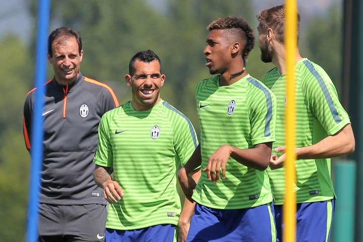 Tevez y Kingsley Coman, juntos en un entrenamiento. (AFP)