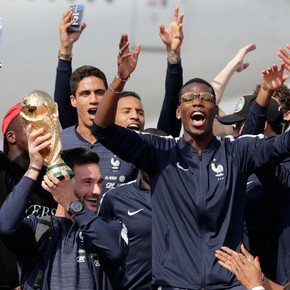 La insólita inversión de un campeón del mundo con Francia en 2018: es nuevo accionista y embajador una ¡escudería de camellos!