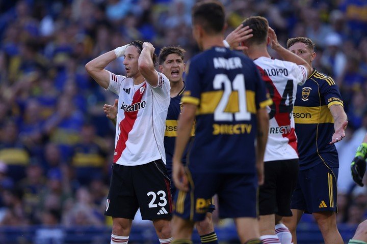 Matías Galarza en el último superclásico. EFE.