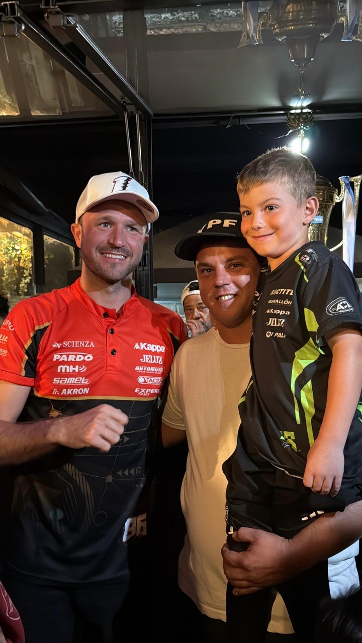 El hijo y el nieto de Nubile Maggi, carnicero que posó con Colapinto, festejaron junto a Agustín Canapino.