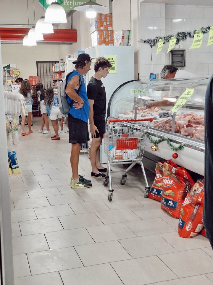 Aníbal y Franco decidiendo qué llevar para tirar a la parrilla. (Crédito: @juanmartinlacanette)