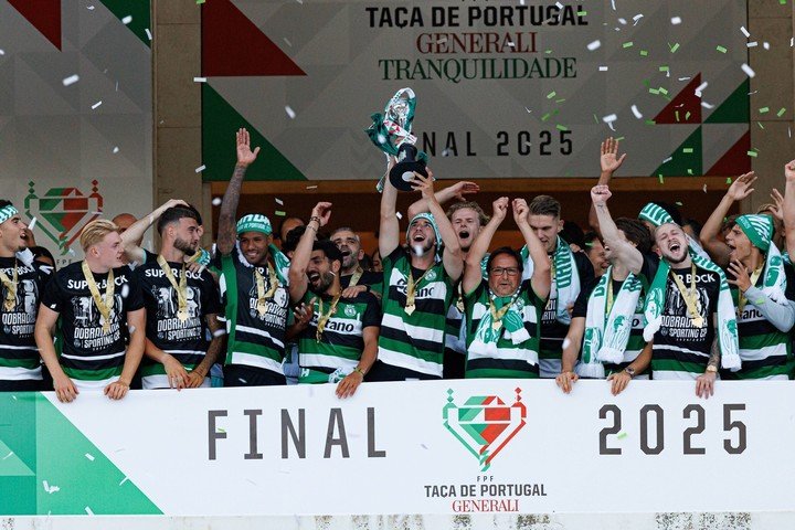 Los jugadores del Sporting CP celebran el triunfo en la Taça de Portugal 2025 (Copa de Portugal)