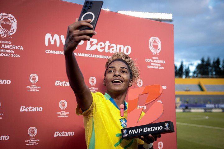 Luany de Brasil celebra con el premio MVP Betano durante un partido de la Conmebol Copa América Femenina 2025™