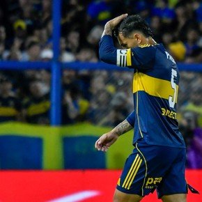 La reacción de Paredes en Boca Predio después de su fuerte queja en el cambio de Zeballos