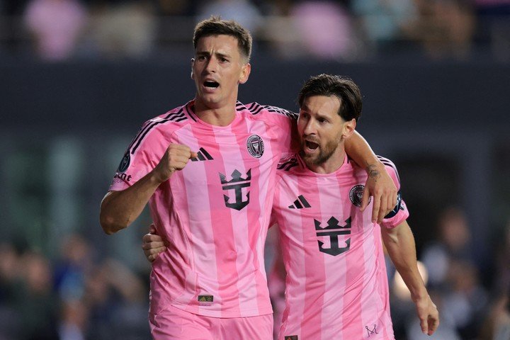 Tadeo Allende celebra junto a Lionel Messi. REUTERS.