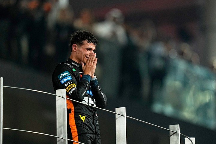 El llanto de Lando Norris tras convertirse en campeón del mundo. (AP Photo/Fatima Shbair).