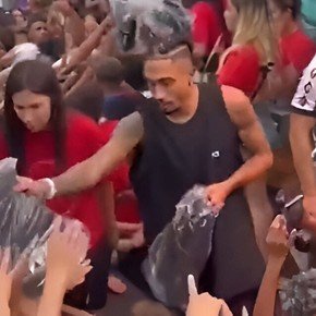 Video: el gran gesto de Raphinha durante Navidad en su ciudad natal