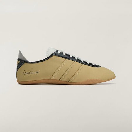 Las nuevas Adidas en color crema pastelera que son la joya de la corona de los looks de las pijas este invierno