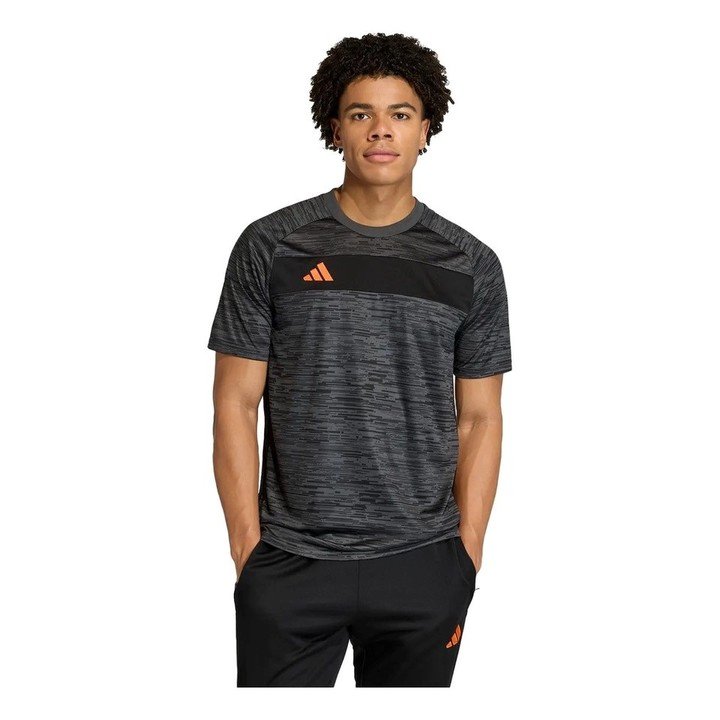 Cuello redondo y tejido ligero que permite libertad de movimiento en la cancha.* (Fuente: Mercado Libre).