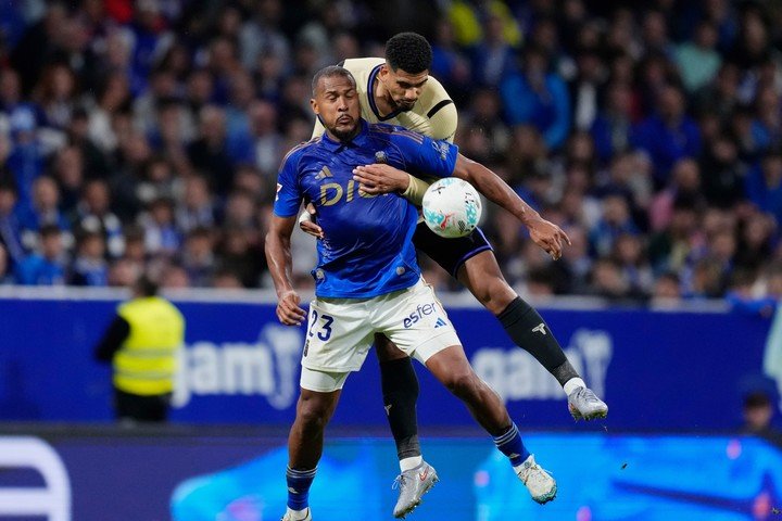 Rondón, ante el Barcelona con la del Oviedo. (AP Photo/Jose Breton).