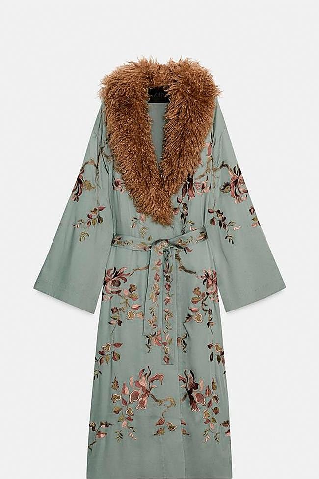 Kimono con detalle flores y cuello pelo de Zara.