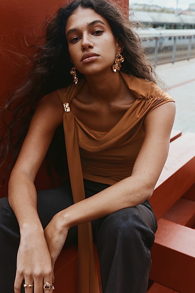 Top asimétrico de H&M (17,95 euros)