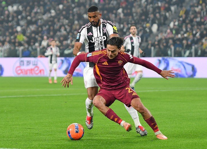 Paulo Dybala, en acción con la camiseta de Roma. ¿Futuro inevitable en Boca?