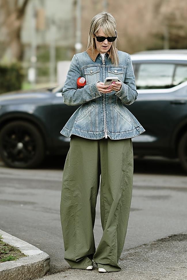 Pantalones verdes con denim.