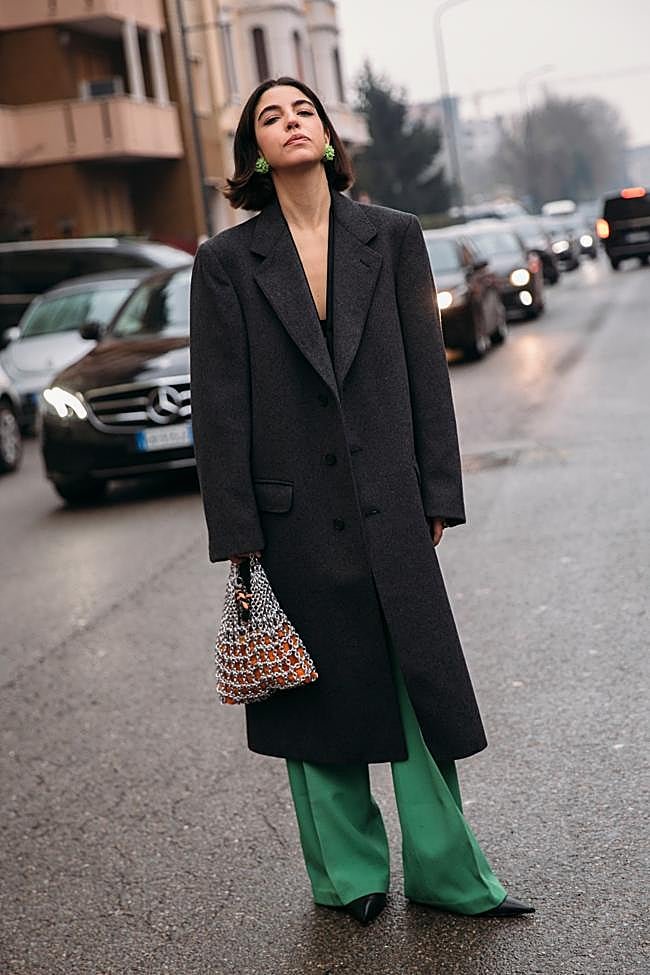 Abrigo de paño con pantalones verdes de traje.