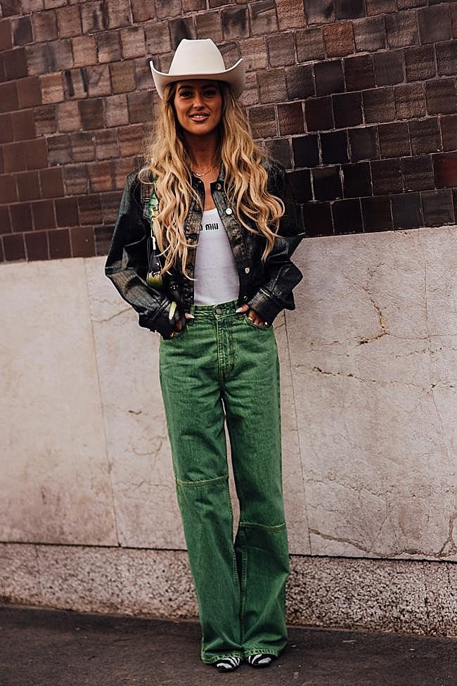 Vaqueros verdes con cazadora negra de cuero.