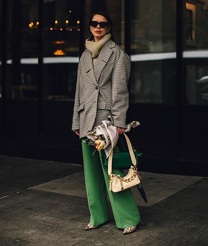 Imagen secundaria 2 - Pantalón verde con blazer.