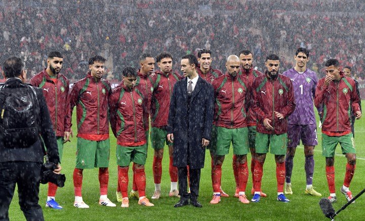 El príncipe heredero Moulay El Hassan junto a la selección de Marruecos (EFE).