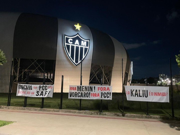 Banderas en contra de los dueños en las afueras del estadio de Atlético Mineiro