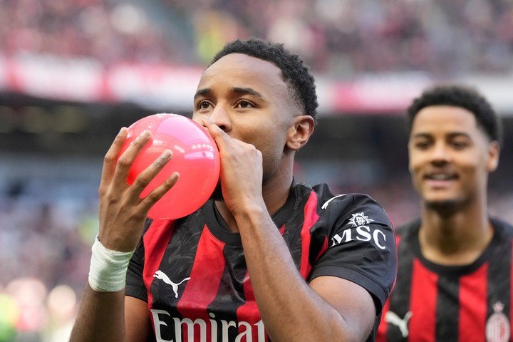 Christopher Nkunku con el globo. (AP)