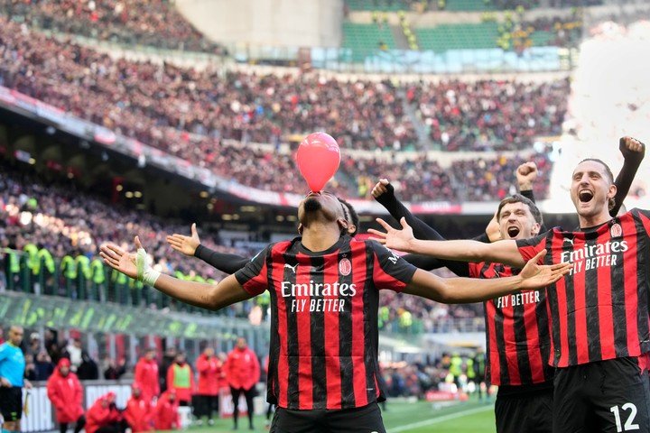 Christopher Nkunku celebra con el globo rojo. (AP)