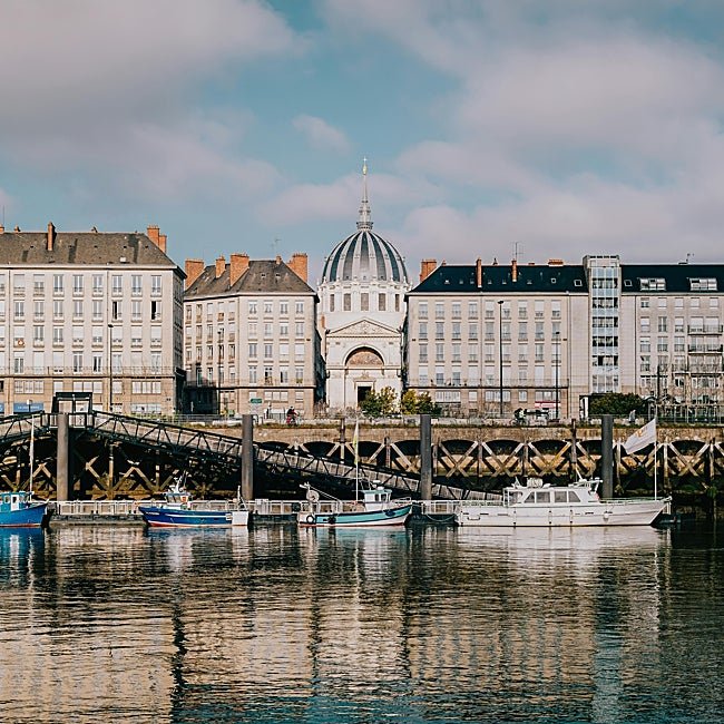 Nantes reflejándose en las aguas del mítico Loira.