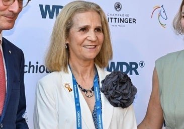 La infanta Elena, duelo de estilo con Paz Vega en Alemania: su look con vestido midi y sandalias